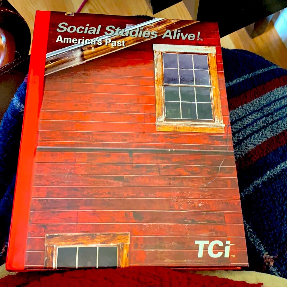 MINT CONDITION SOCIAL STUDIES TEXTBOOK- 5Th GRADE